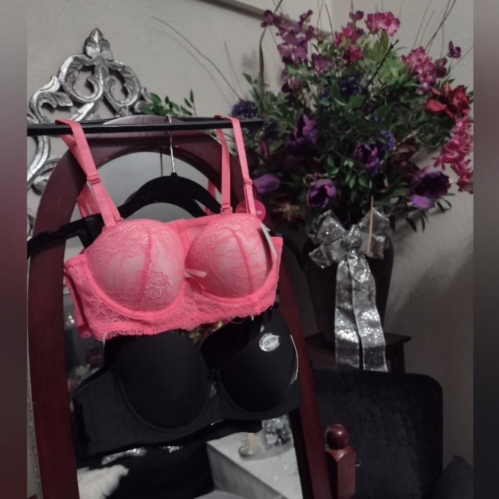 Brand New! 😍❤️⭐😍 2  Beautiful Bras Pink and black Size 36 B